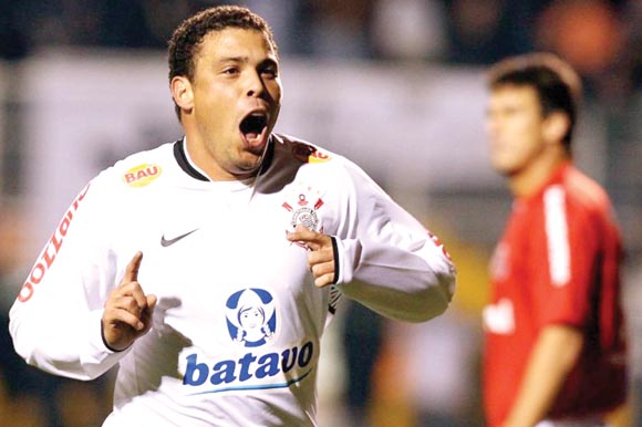 ronaldo-comemora-gol-diante-do-internacional-17-06-09.jpg