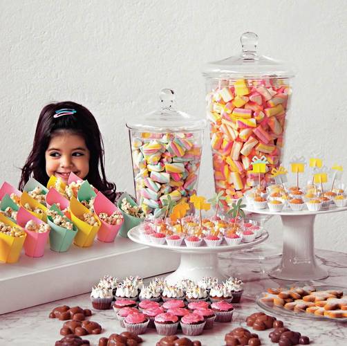 Resultado de imagem para fotos de pessoas comendo  doces